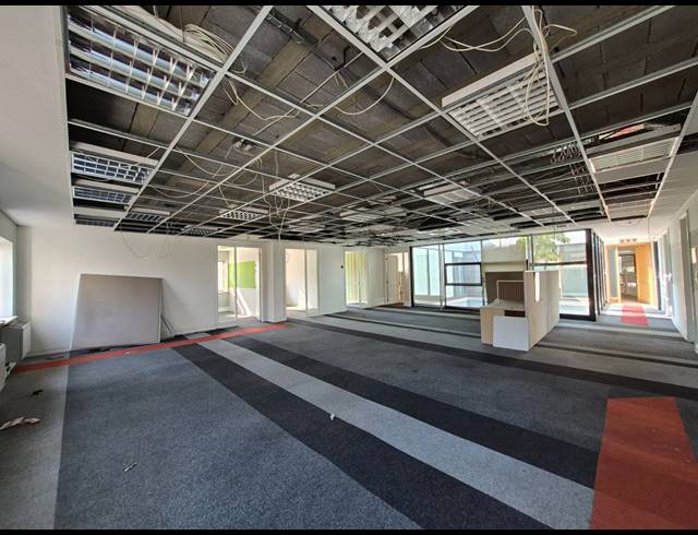 1,099M² OFFICE TO LET IN HYDE PARK